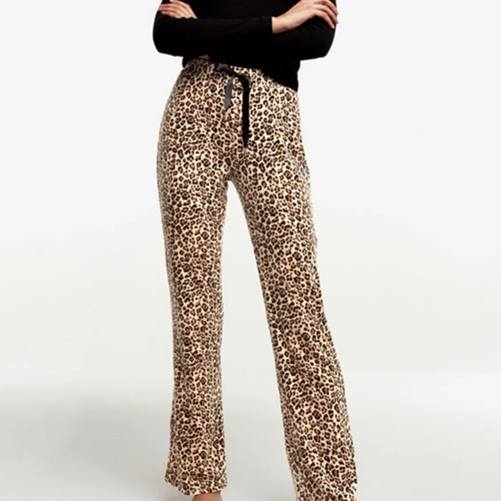 Säljer mina ÄLSKADE leopard byxor då dem ej kommer till användning längre🤍. Jeans & Byxor.