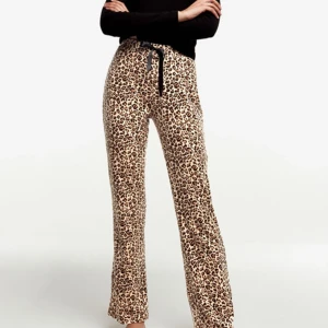 Gina tricot - Säljer mina ÄLSKADE leopard byxor då dem ej kommer till användning längre🤍