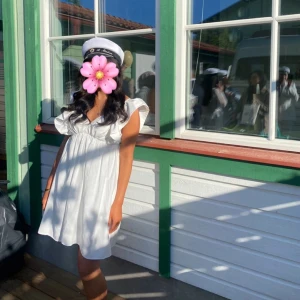 Studentklänning  - Söt klänning från chiquelle, nytvättat bra skick inga fläckar, använd 3h. Köpi i maj 2023, originalpris 750kr. Pris kan diskuteras vid snabb affär. 