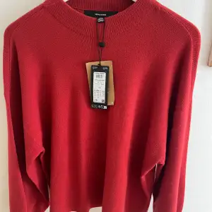 Ny med lappar kvar. Endast provad Vero Moda Petite Stickad tröja - Red ochre Nypris 399kr  Färg Red ochre  Storlek: L Petite