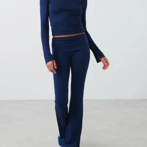 Gina Yoga pants - soft touch folded trouser, säljer mina Yoga pants oanvända. Säljer dom eftersom jag redan har likande och att dessa inte kommer till nångång mer användning hos mig.