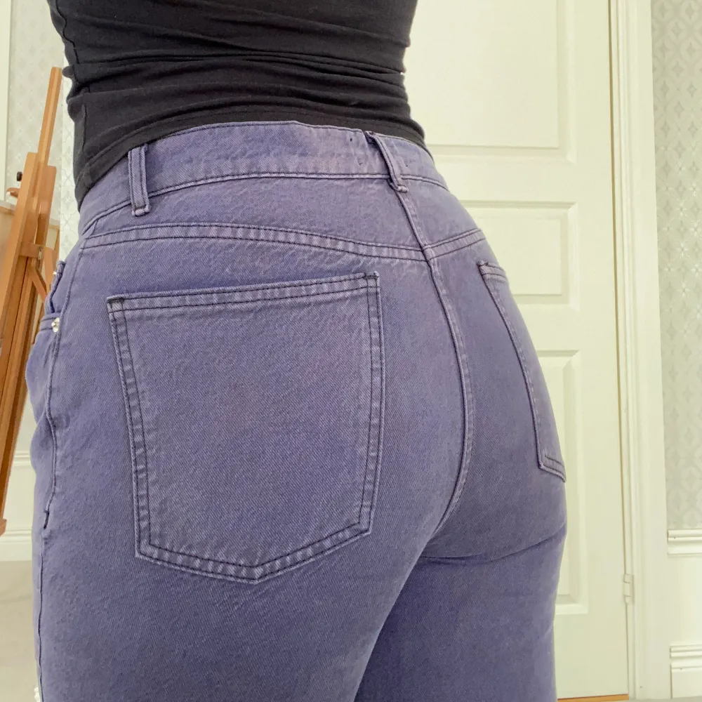 Lila raka jeans i 90-talsstil. Från ASOS,  Storlek W32 L32. Jeans & Byxor.