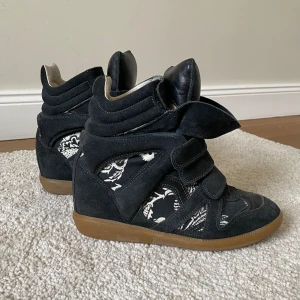 Isabel marant skor - TAR EMOT BUD FRÅN 1000. AVSLUTAS IKVÄLL❗️Nypris 6000. Isabel marant bekett skor i jättefint skick! Svarta med mönster, vilket gör dem användbara men samtidigt lite unika. Köp direkt pris= 1500