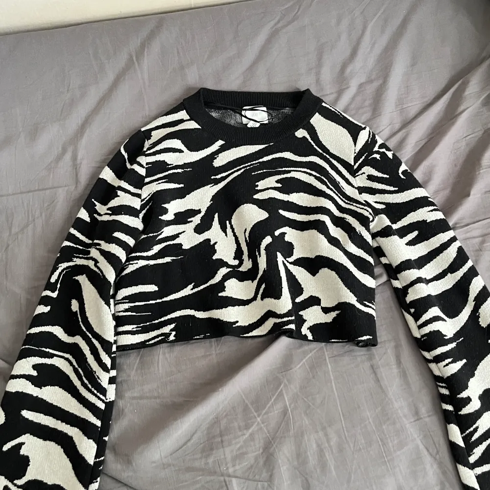 Croppad stickad tröja med zebramönster från H&M. Tröjor & Koftor.