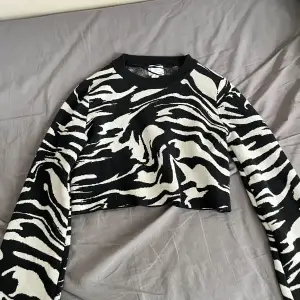 Croppad stickad tröja med zebramönster från H&M