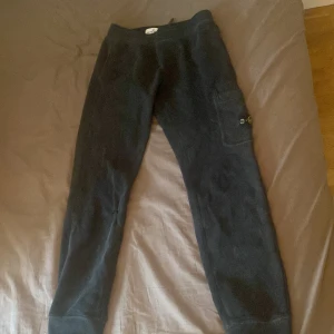 Stone island byxor - Hej! Jag säljer ett par stone island byxor dom är i storlek 12år men jag skulle påstå att de är rätt stora i storleken de passar på mig som är 183 om jag har en liten aning av häng