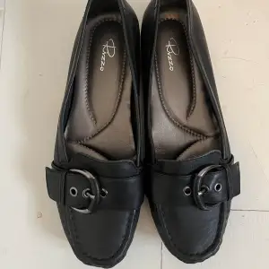 Svarta loafers med coolt spänne på, köpta second hand 