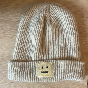 Acne mössa - Beige mössa från acne. Använd men fint skick. 