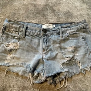 Jeansshorts - Så snygga lågmidjade jeansshorts med ascoola fickor😍 Midjemåttet är ca 39cm rakt över, skulle säga att de är i storlek xs! Säljer då de inte passar💞Obs: Tryck inte köp nu utan kontakta mig först.