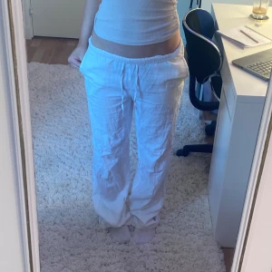 Bikbok linnebyxor - Snygga linnebyxor från Bikbok i stl xs. Använda fåtal gånger så i mycket bra skick. Innerbenslängd: 79cm Midjemått: 72cm (midjan har stretch) 💗