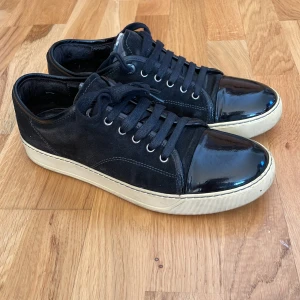 Lanvin skor - Svarta lanvin skor i storlek UK 6, vilket motsvarar EU 40, men de är större i storleken och passar därmed även 41-42. Använda men i väldigt gott skick, inga defekter förutom smuts (främst på sulan). Skriv för fler bilder eller andra frågor :)