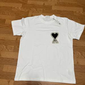 Ami paris t-shirt i storlek S men passar som M/L, väldigt bra skick dock för stor för mig.🌟  Pris kan diskuteras vid snabb affär✅