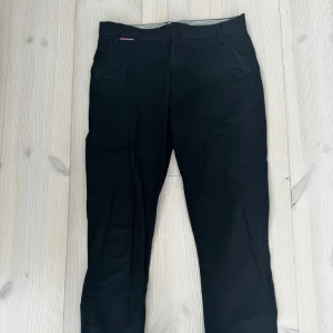 Chinos Tommy Hilfiger stl 164 - Chinos Tommy Hilfiger marinblå stl 164. Fint skick. Nypris 899:-/st.  200:-/st  Djur- och rökfritt hem.