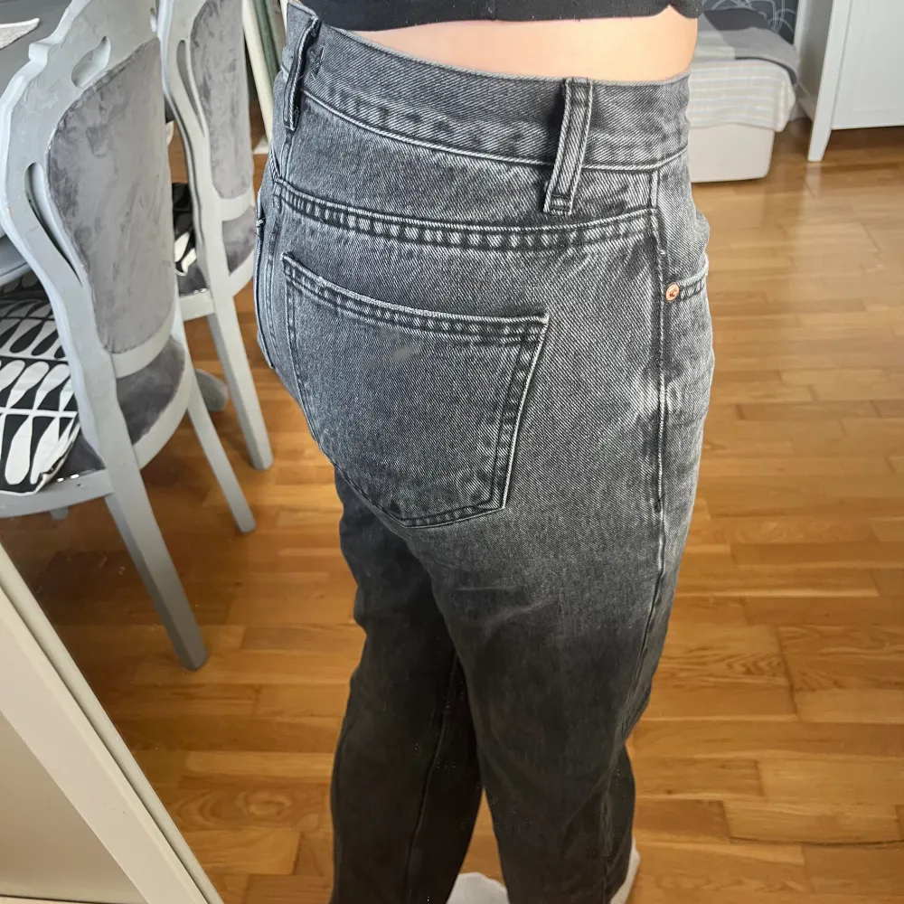 Lågmidjade jenas från Gina, säljer då dem tyvärr blivit för små💗. Jeans & Byxor.