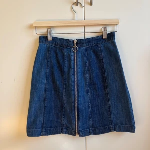 Kjol - Härlig jeans kjol! Jätte cool och perfekt nu till våren och sommaren.