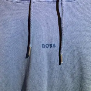 Boss hoodie stiören spm inte används längre pga storleks problem men kan rekomdera använt ett fåtal gånger