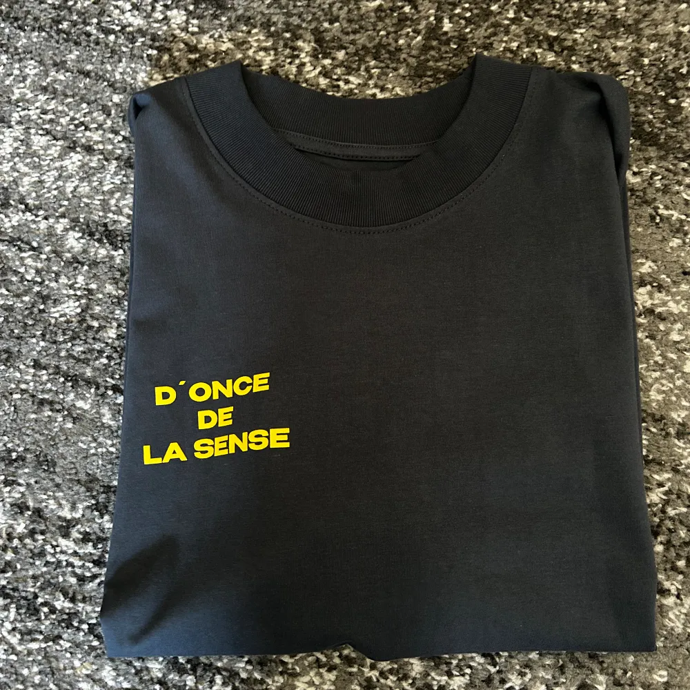 Schysst t-shirt från D’once De La Sense, säljer på grund av att den va för stor för mig där med aldrig använd.  Nypris: 400. T-shirts.