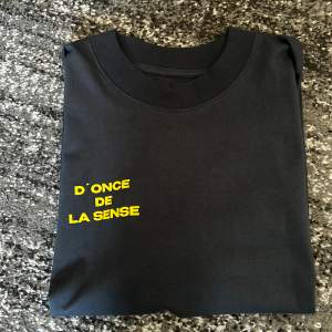 Schysst t-shirt från D’once De La Sense, säljer på grund av att den va för stor för mig där med aldrig använd.  Nypris: 400