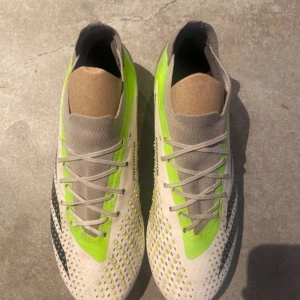 Adidas fotbollsskor  - Har ej använts så mycket då skorna var för stora för mig. Inget slitage förutom lite av främre delen av foten som man ser på bilden och lite på sulorna. Köpt för omkring 2700 kr och säljer för 500 kr. 