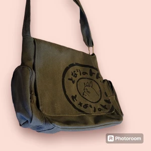 Ghibli bag - Söt Crossbody bag med Ghibli/ Totoro motiv. Nyskick och ej använd.