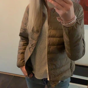 Uniclo jacka  - Kollar intresset på min beige Uniclo jacka i S. Så fin och passar till allt🙏
