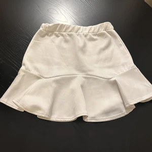 Kjol - Kjol köpt på Prettylittlething i storlek 42, Väldigt skönt material och fin till sommar! 