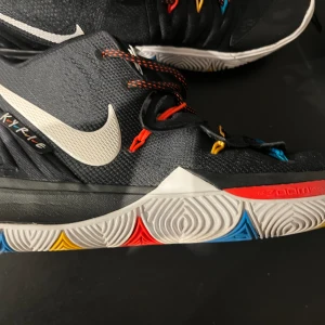 Kyrie 5 friends limited edition basketskor. - Kyrie 5 ”friends” basketskor. Använda 5 gånger fortfarande i bra skick. Nya kostar just nu cirka 5000kr i storlek 44. Jag köpte de för 2000kr i usa men de var för stora.