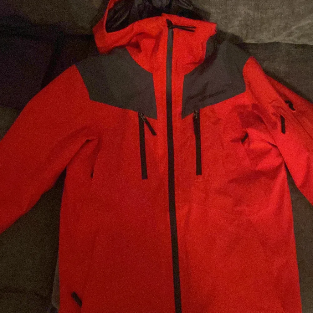 Storlek S orange jacka original pris 5500kr . Takit.
