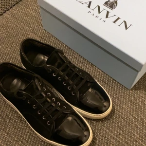 Lanvin - Säljer mina Lanvins, skick 9/10, storlek 44 (sitter större). Box och dustbag medföljer!