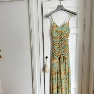 Asos Design - Långklänning - Superfin långklänning från ASOS Design med blommönster. Justerbara axlar. Räfflad vid magen, slim fit men väldigt bekväm. Aldrig använd på grund av stor beställning till bröllop. Köptes för 709 kr.