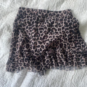 Jätte fin kjol  - Säljer min jätte fina kjol för att den inte kommer till användning den är storlek 8-10 år men passar ändå mig som brukar ha xs- s ❤️❤️