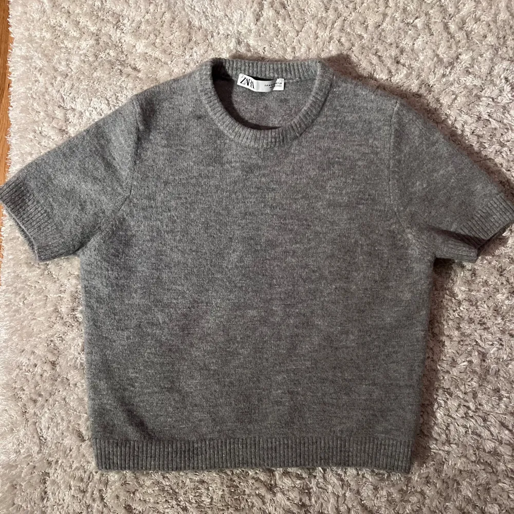 Säljer denna fina stickade tröja pga att den var för liten för mig. Knappt använd. Köpt för 329 och säljer den för 250🩶. T-shirts.