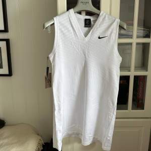 Klassisk vit tennisklänning från Nike. Aldrig använd, prislapp kvar. 