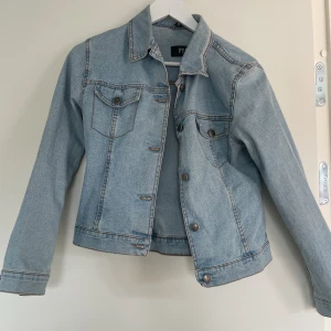Jeansjacka - Säljer min jättefina jeansjacka