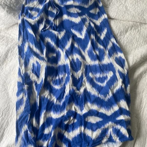 Säljer min långkjol  - Jag säljer min långkjol som är jätte fin men kommer inte riktigt till användning❣️