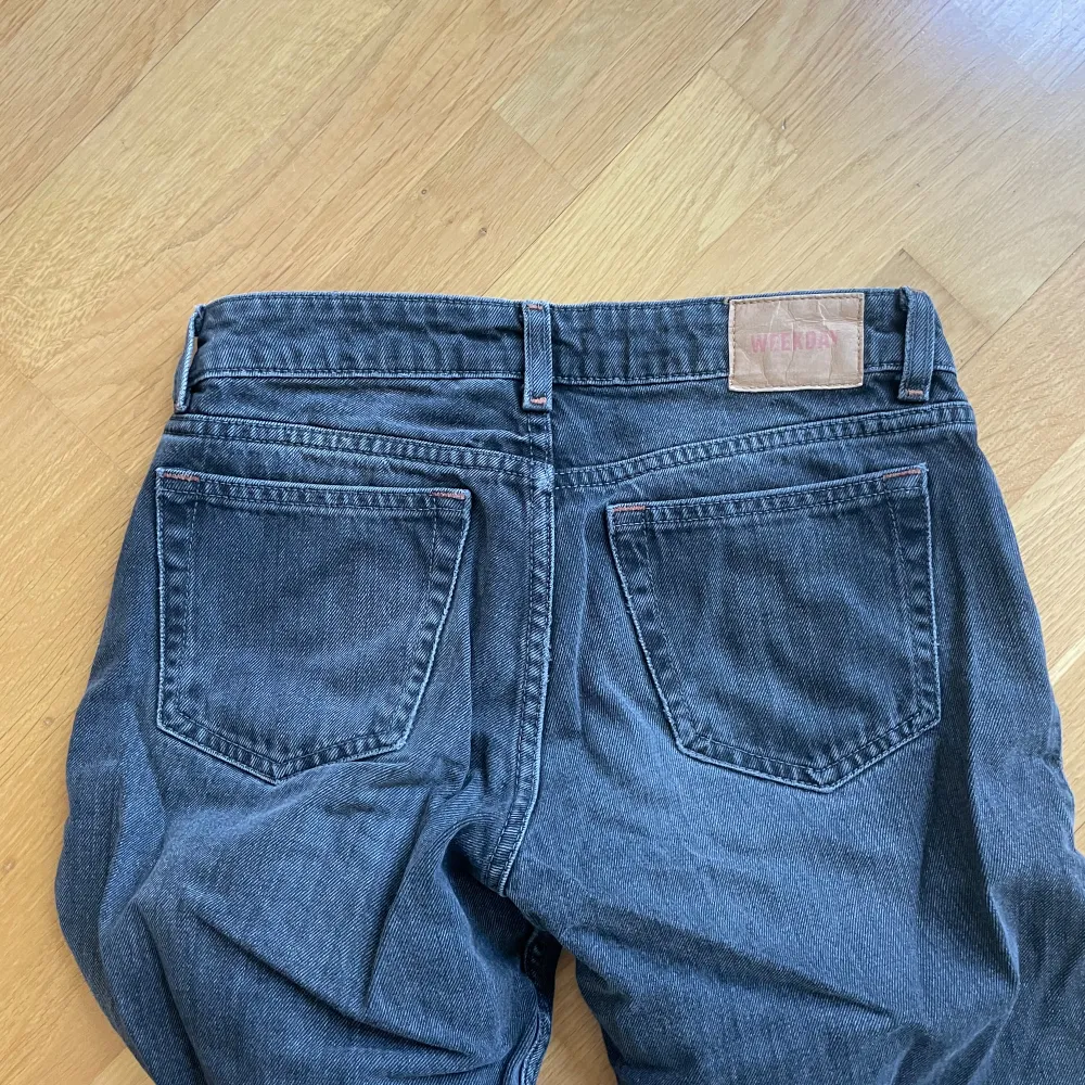 Svarta jeans från weekday i modellen “arrow”, De är i samma model som på första bilden, men i annan färg. De är använda men har inga synliga defekter. Köptes för 590kr förra året. Säljer då de inte passar längre. Köp sker via plick 🫶🏼. Jeans & Byxor.