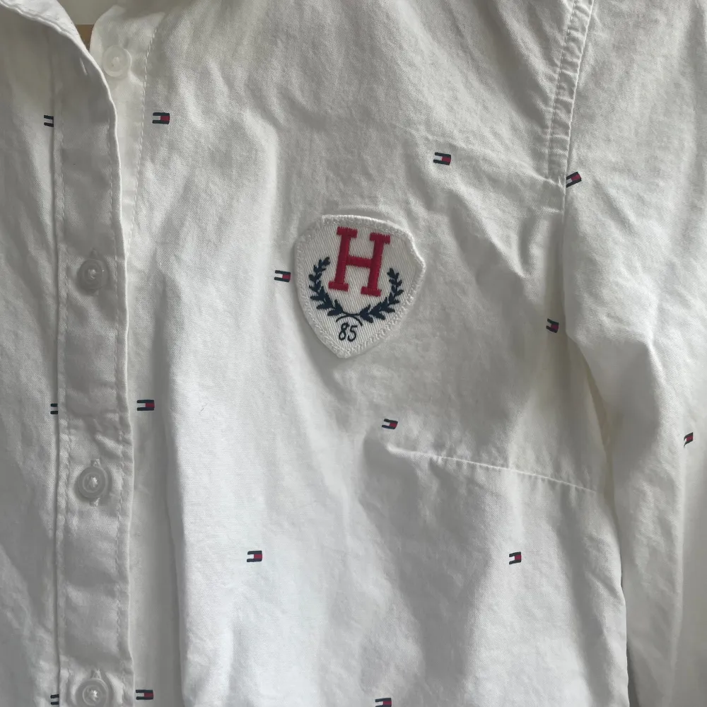 Tommy Hilfiger shorta med fin passform. Passar fint under en kavaj eller stickad tröja . Skjortor.