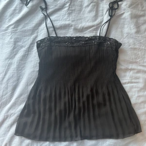 Perfekta sommar fest toppen!  - VINTAGE svart topp som man knyter över axlarna! Fina glitter detaljer och jätte mysig material! Skickar ej bilder på för den passar ej💗 Storlek M men passar också S! Använd köp nu funktionen💋