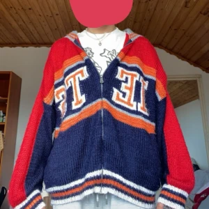Urban Outfitters Colorful Cardigan - Använt max 10 ggr. Den sitter inte riktigt ist så hänger den på en. Bra skick inget fel med den.