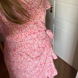 Klänning - Jätte snygg klänning använd Max 2 gånger