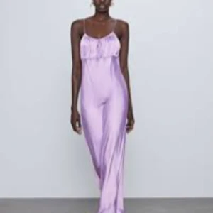 Lila satin klänning zara - Lila satin klänning från zara! Nästan helt oanvänd så är o väldigt bra skick