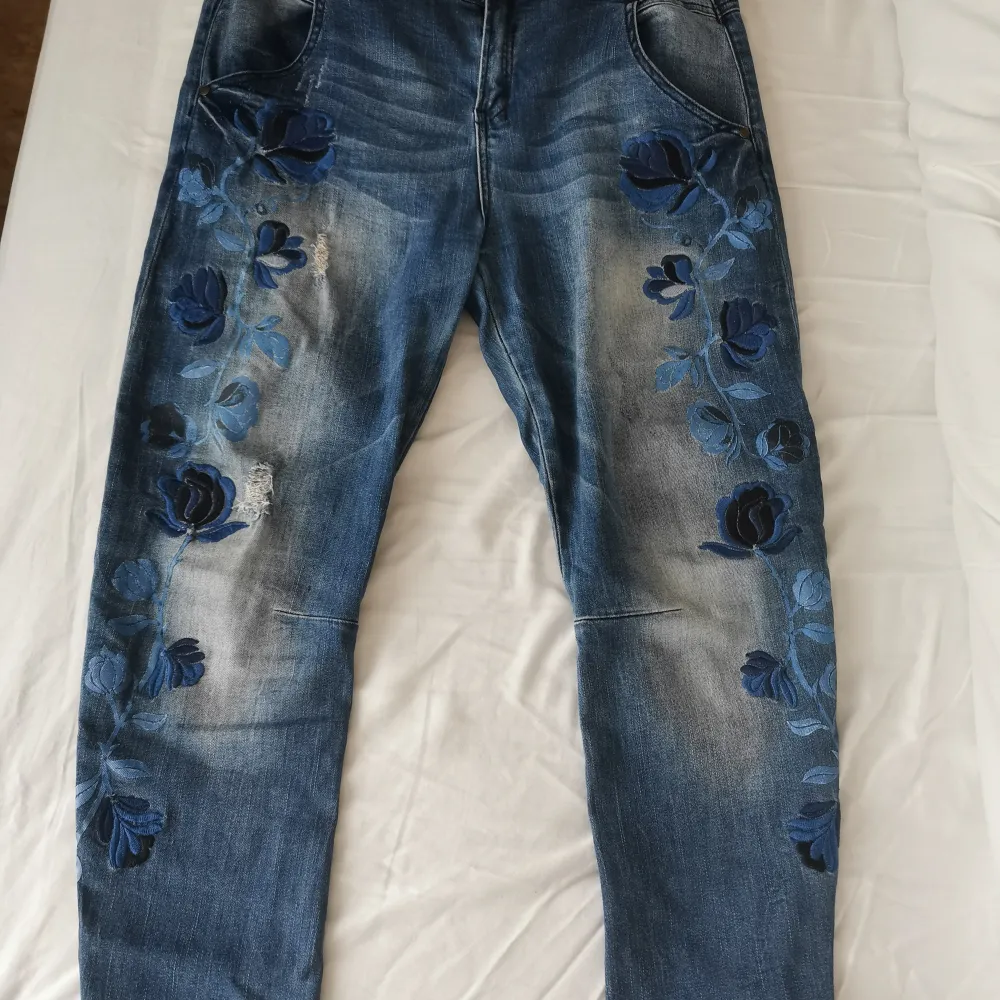Jeans byxor från desigual i sommar design. . Jeans & Byxor.