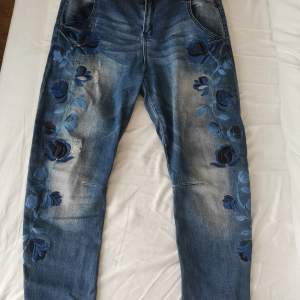 Jeans byxor från desigual i sommar design. 