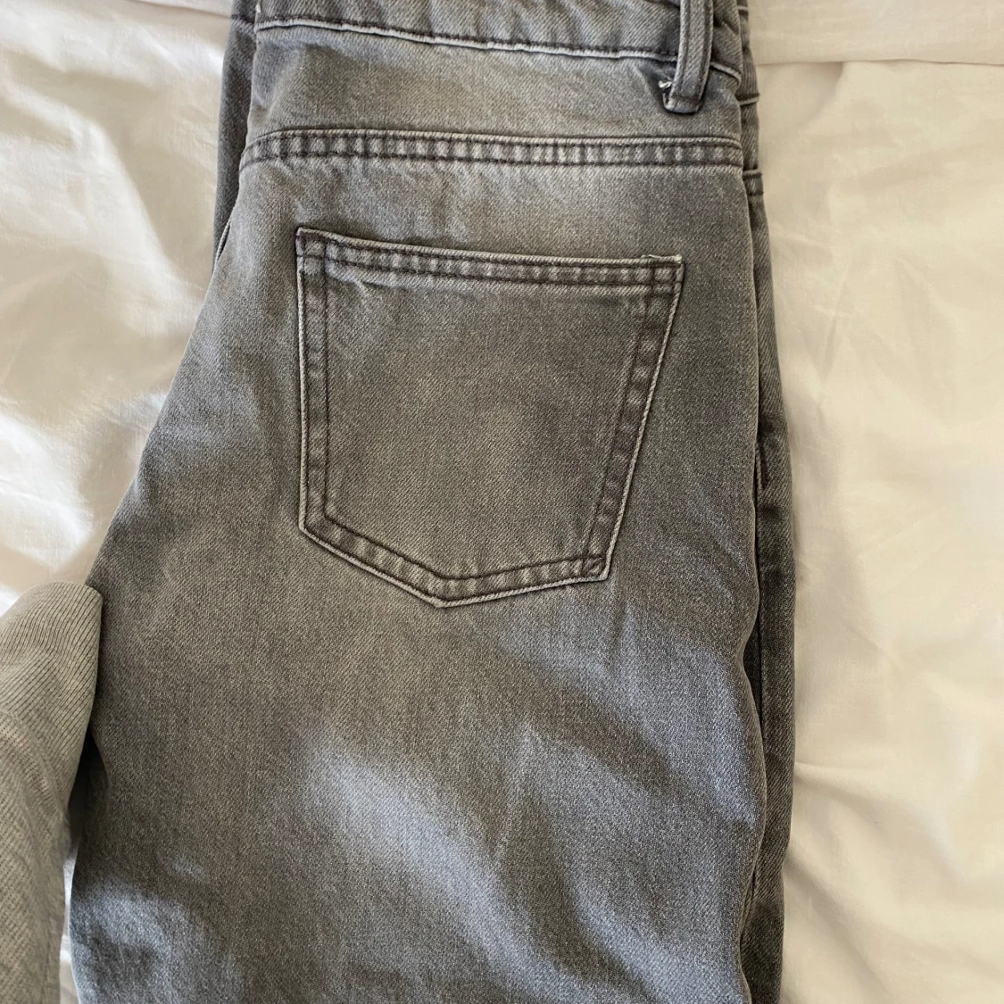 Grå jeans