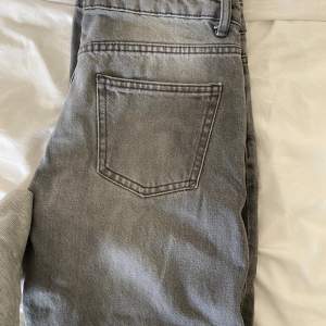 Grå jeans från Lager i populära modellen Icon. Low straight, använda 1 gång. Storlek xs🤍