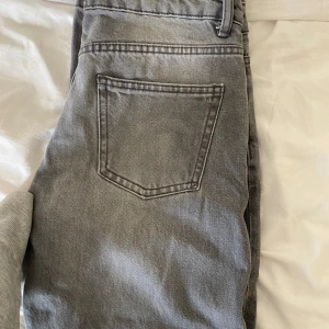 Grå jeans  - Grå jeans från Lager i populära modellen Icon. Low straight, använda 1 gång. Storlek xs🤍