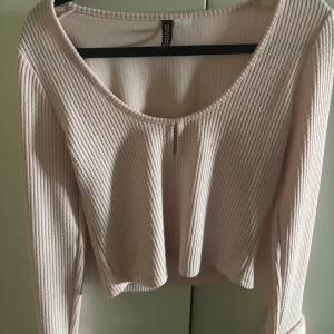 Ljusrosa tröja - Ljusrosa tröja med gulliga detaljer från h&m) OBS!! Den är mer rosa är de 2 första bilderna