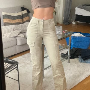 Cargobyxor - Cargo från Zara, riktigt snygga men kommer inte till användning.  Storlek 34 men passar 36. Pris kan diskuteras 