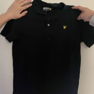 Snygg piké  - Piké från lyle and scott i svart, nyskick. Köptes för ca 300 och säljs för 75kr. Storlek 158/164.