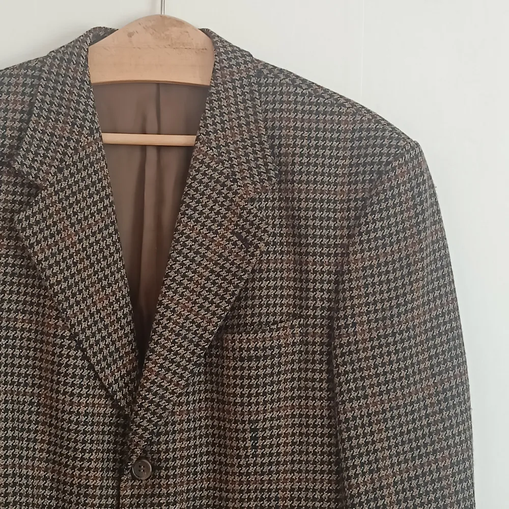 Superfin oversized kostym från Oscar Jacobson i mustig färg. Skulle säga strl typ M/L eller 50-54-någonstans. Skriv för mer information, bilder, mått etc. Tack!. Puvut & Bleiserit.
